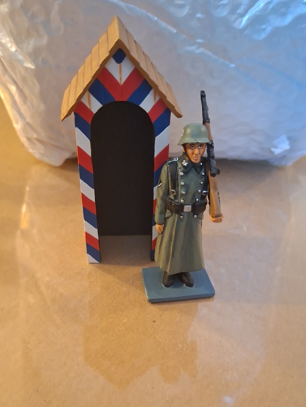 Hand-Painted Lead Toy Soldier Figurine with Guardhouse - Olive Green